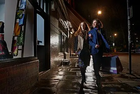 路灯下行人图片