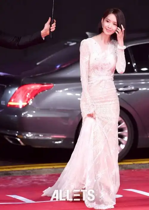 171012 林允儿釜山国际电影节开幕式红毯新闻图