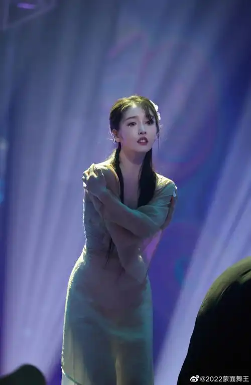 蒙面舞王#@姜贞羽-aisling将诗跳成了舞,用舞台诉说着一段故事.