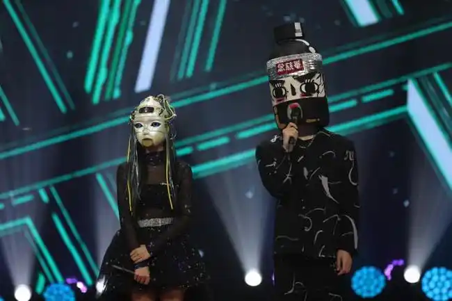 一开口就藏不住了 隔壁老樊《蒙面唱将》面具都挡不住的魅力