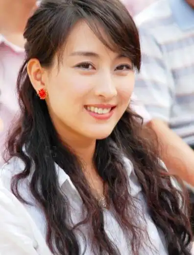 马苏什么都敢穿了!黑色礼服大秀美背,造型却令人大跌胃口