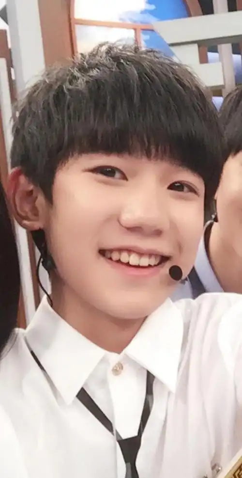 王源少年成长系图照来袭,小小少年终已风度翩翩