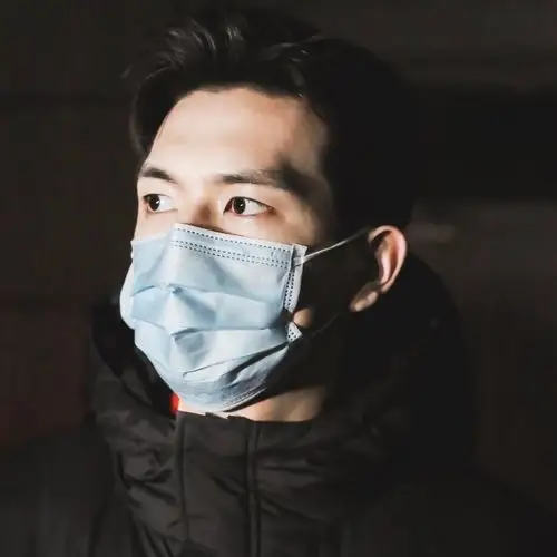 和李现一起出门戴口罩,平时勤洗手