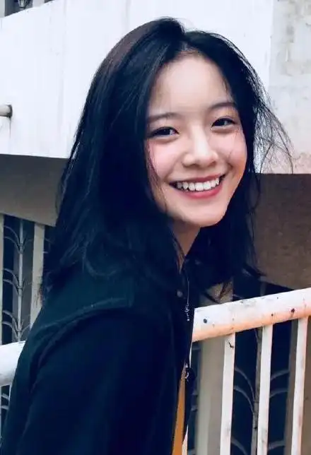 李庚希:清纯可爱!