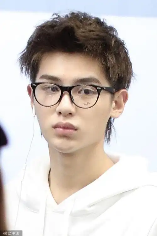 黄明昊短发造型清爽亮相 黑白运动装清新帅气似邻家少年_新浪图片