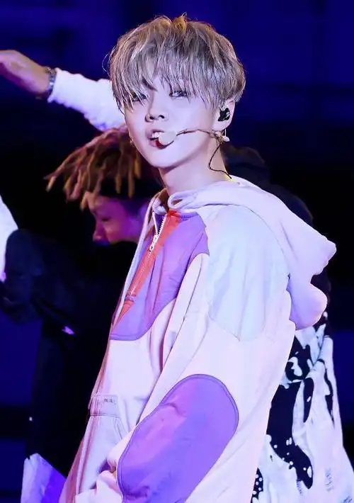 鹿晗演唱会手指贴满纹身,还特意戴上蓝色美瞳,真当自己是韩星?