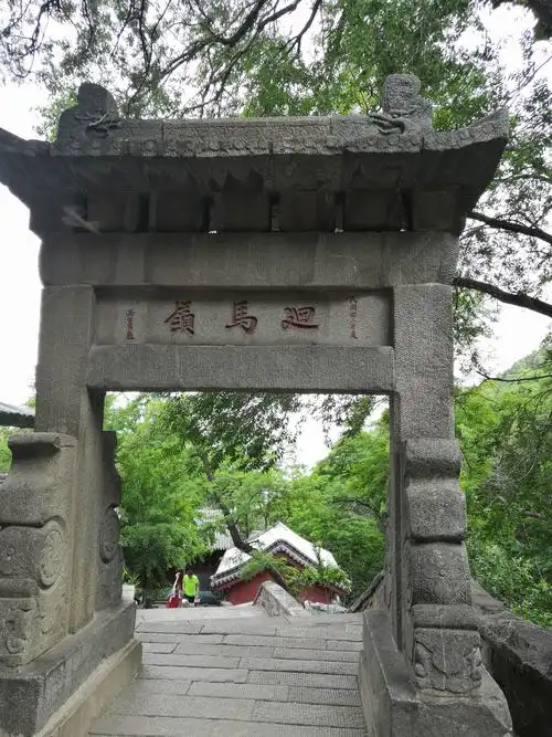 皇帝骑马上山到此为止,因前面的路陡弯险,马儿上不去,因此叫回马岭