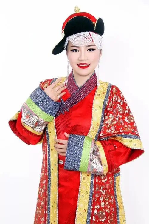 蒙古族青年女歌手阿 木 古 楞嘉宾16:00—17:00《文艺998》