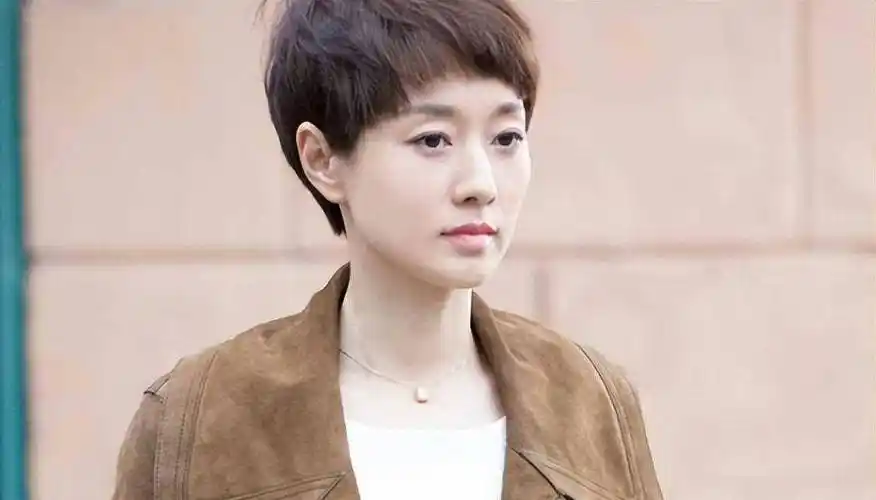 总的来说,短发不仅仅是一种发型,更是这这些女明星们用短发诠释了