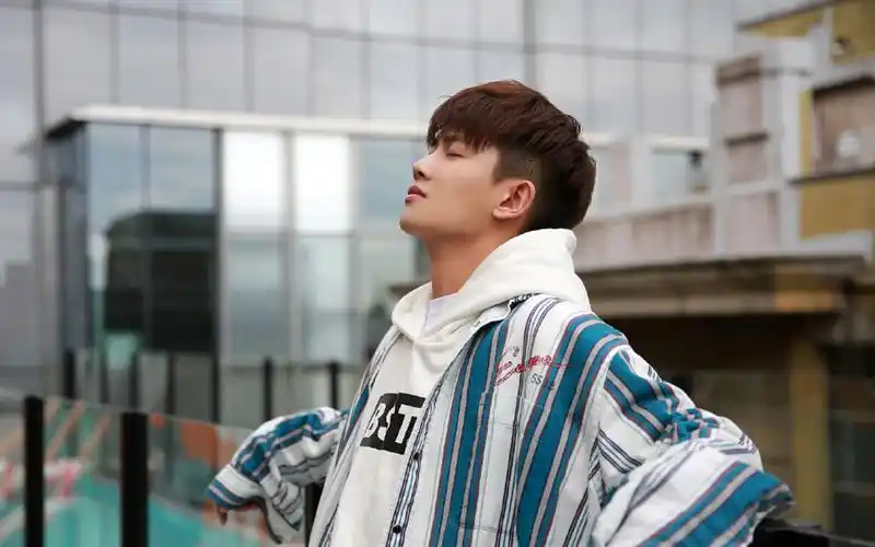 首页 桌面壁纸 大陆明星 任嘉伦休闲帅气街拍图片电脑壁纸 1920_1200