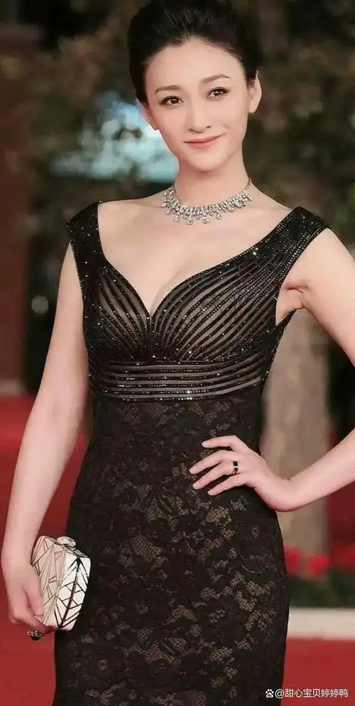 李小冉在这个变化莫测的娱乐圈中凭借着独特的个人魅力稳固地站稳了