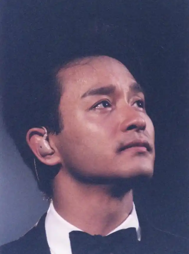 不少明星都在自己的社交账号上,分享了张国荣的照片,借此表达对"哥哥"