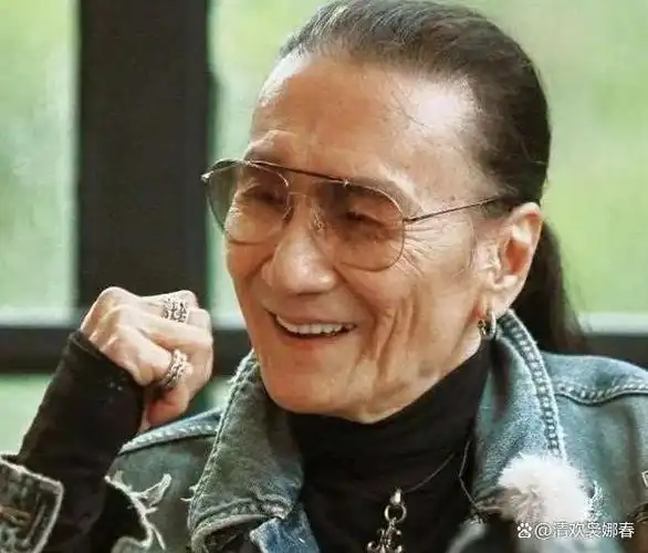 谢贤年轻时容貌有多惊艳?看到照片后,网友:10个谢霆锋也没他帅