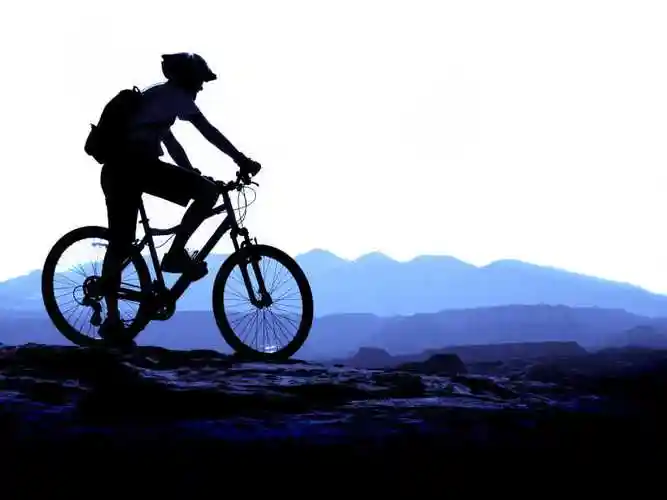 一个在山上骑山地自行车的人