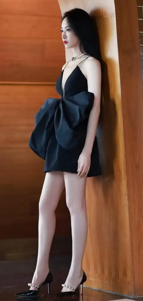 宋茜深v造型太高级!两套抹胸服饰玩花样,这次终于没翻车插图2