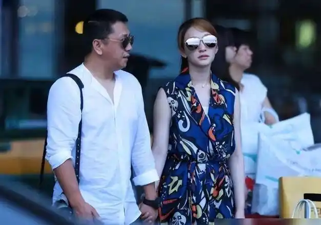 帅气弟弟罕露面,姐弟同框合照长得太像了|甜蜜|素颜|徐佳宁_网易订阅