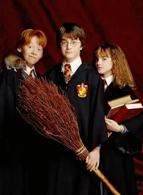 《哈利波特》| 哈利,罗恩和赫敏在鹅卵石铺成的曲折街道上溜达_on_the