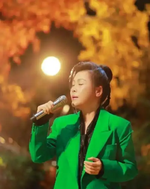 58岁田震晒泳装照!网友喊她上《歌手》刺激那英,理由