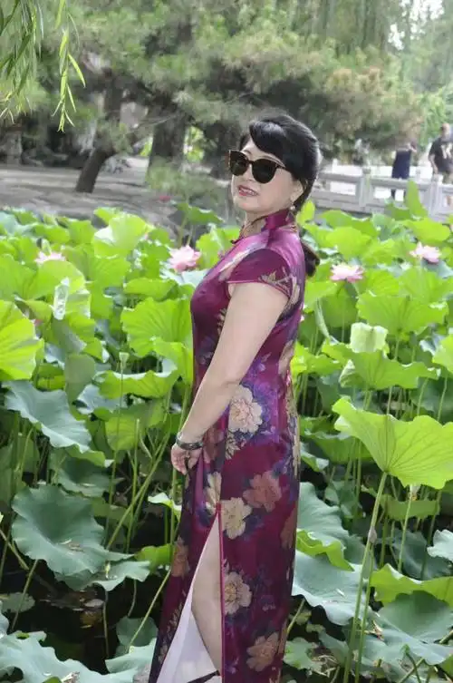 穿上旗袍的女人在任何地方都是一道风景线,代表着所拥有的东方韵味