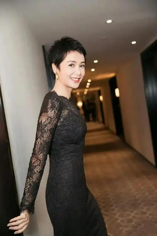 穿搭小知识:女生留短发优点:打造反差帅气风采留着一头短发的蒋雯丽一