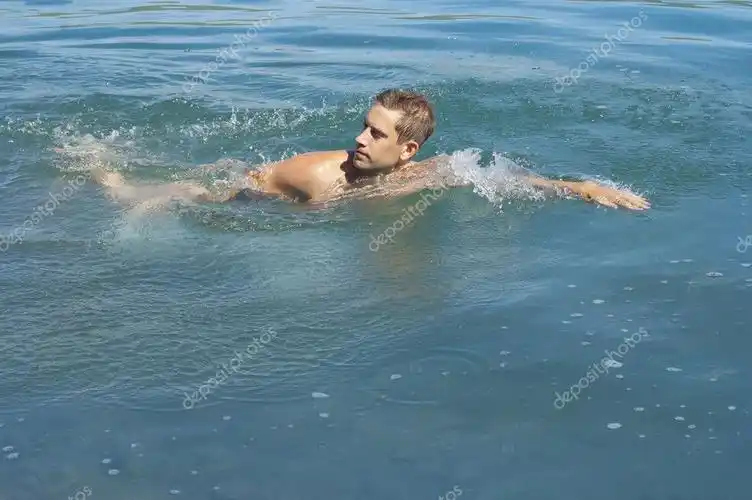 名称:在池塘中游泳的人