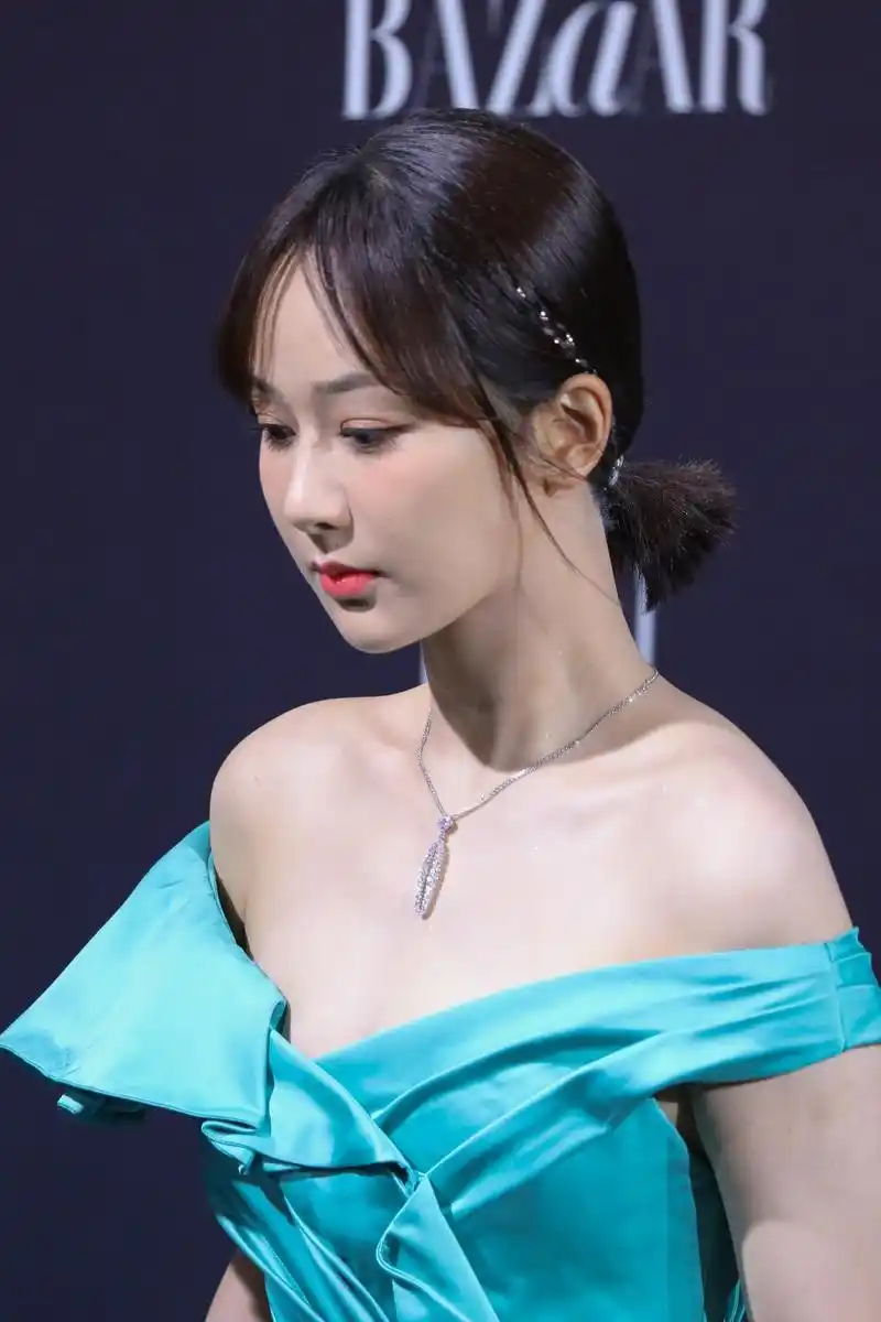 杨紫真的瘦了,穿一字领礼服秀天鹅颈,看起来梦幻浪漫,真会穿!