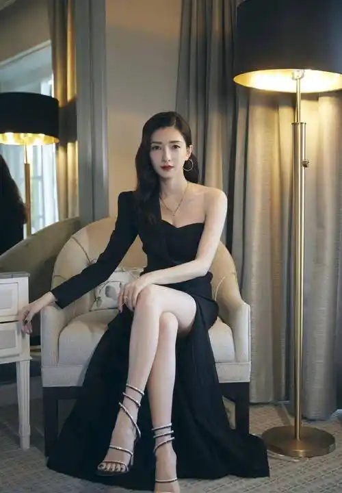 江疏影太有女人味了,穿黑色丝质吊带裙涂红唇,魅力四射超抢眼_时尚