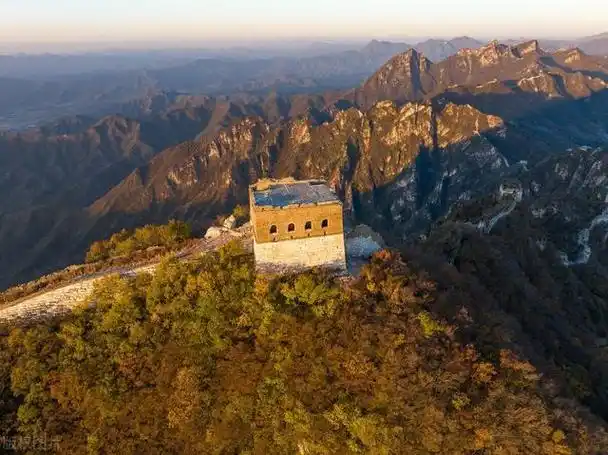 北京,航拍秋日的箭扣长城和正北楼日出秋景风光