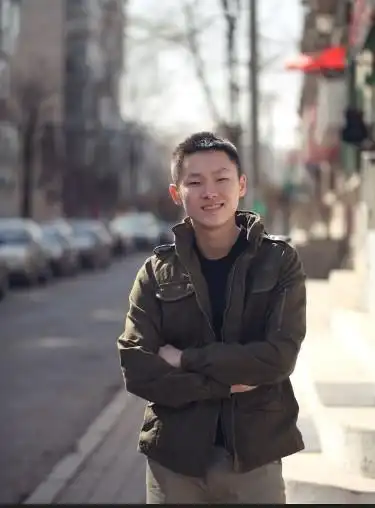 谁知道梁博这件上衣的牌子,在哪可以买到,谢谢帮忙