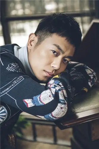 朱亚文质感大片曝光 雅痞演绎帅气有型
