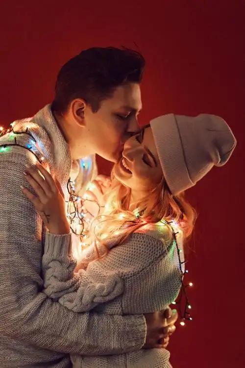 激情美丽的夫妇图片素材-甜蜜亲吻的浪漫情侣创意图片素材-jpg图片