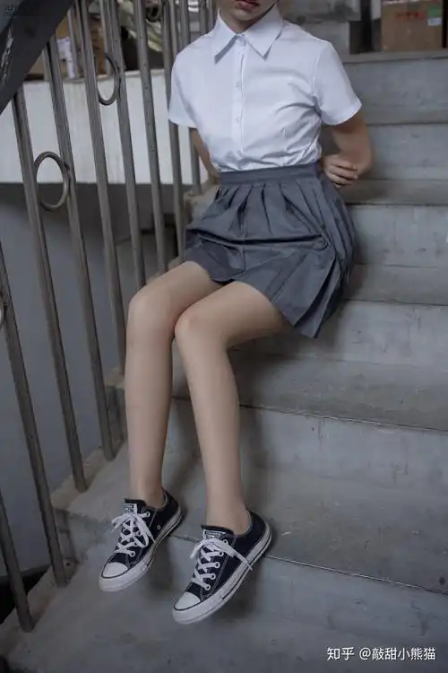 肉色丝袜搭配运动鞋好看吗