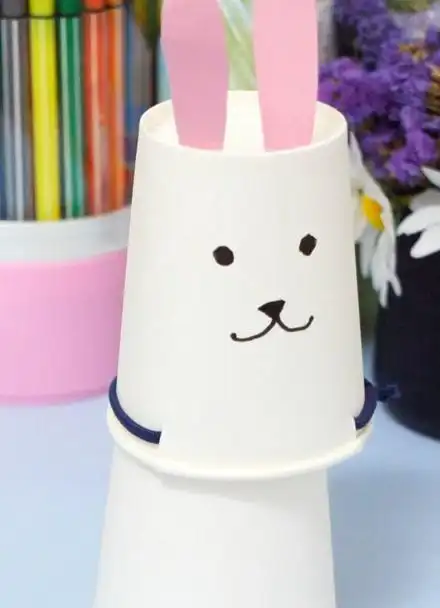 两个纸杯就可以简单做一个弹跳小兔子,假期趣味手工,一起试试吧