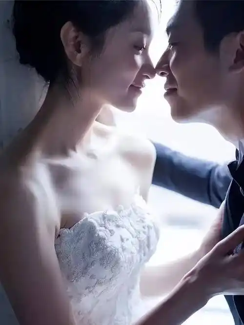 原创演员朱亚文放弃8年初恋单爱沈佳妮行走的荷尔蒙只对老婆释放