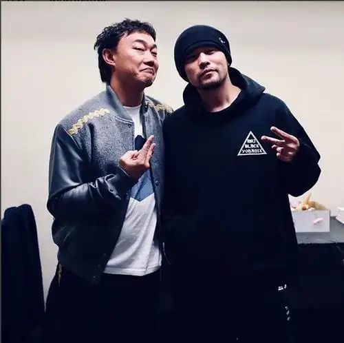 摘要:11月15日,周杰伦在社交网站晒出与陈奕迅的合影,并配文称:"