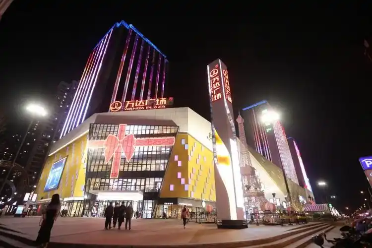 6,长安万达广场新百广场位于中山路与中华大街交口,始建于1947年,前身