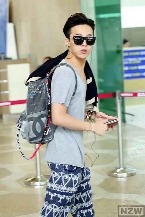 这些帅气男明星都是香奈儿包包的粉丝