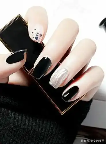 超酷又显手白的黑色美甲图片合集,原来黑色系也可以这么好看!