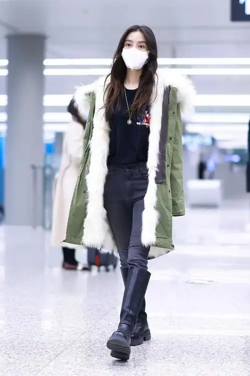 angelababy杨颖现身机场笑意盈盈心情好大波浪卷发随性慵懒