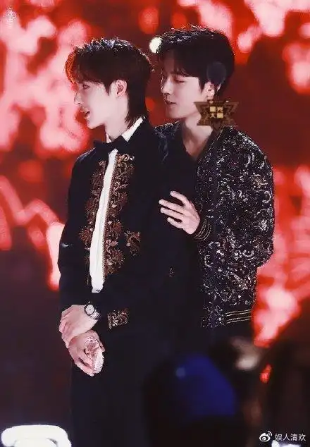 肖战王一博领奖对视挑眉憋笑陈情令万千星光为你们而亮