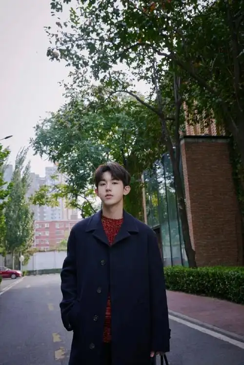 郭俊辰秋日氛围感大片##郭俊辰说秋冬该穿大衣啦