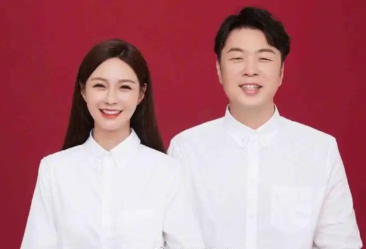 沈梦辰领证后美貌营业,穿白衬衫牛仔裤难掩恩爱范,这状态真好_结婚照