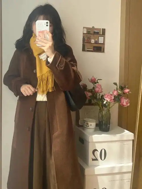 深棕色大衣柠檬黄围巾这一套我整个爱住02
