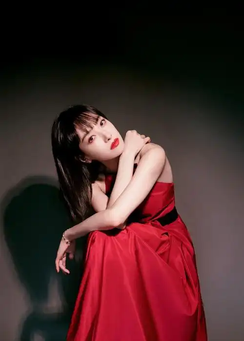 红裙女神宋茜,高冷魅力惊艳全场!