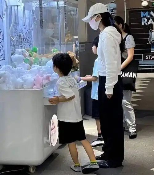 杨颖参加亲子活动满身大牌,穿衣时髦却遭学生家长无视_儿子_照片_因为