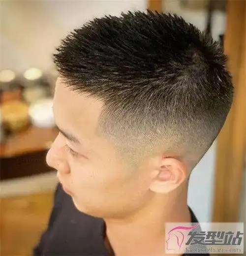 男生发型两边铲,造型清爽利落的同时,视觉上也会更显时尚有型.