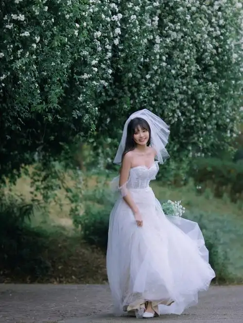 给100个女孩拍单人婚纱照2100七里香
