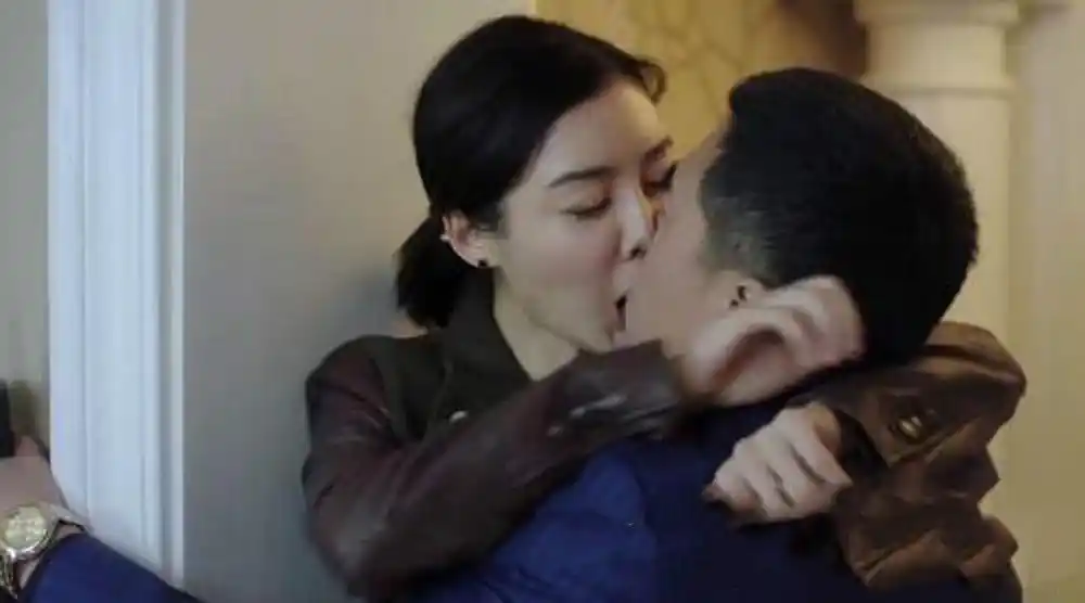 车晓,和张嘉译在热播的年代剧《生逢灿烂的日子》里合作,两个人还是激