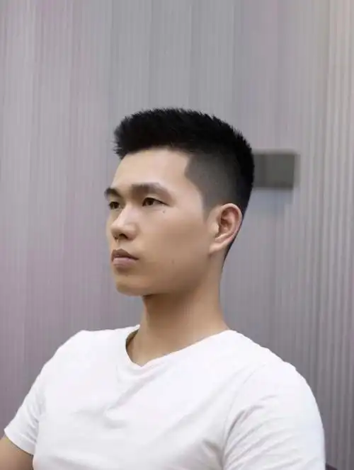 短飞机头发型图片男生