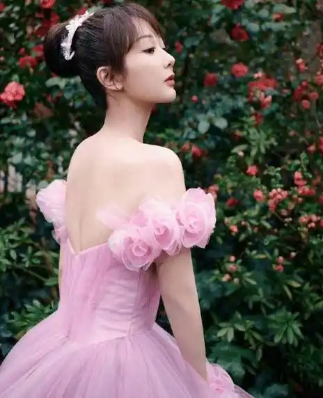 杨紫和肖战合作的作品《余生请多指教》也马上可以和大家见面了,微博